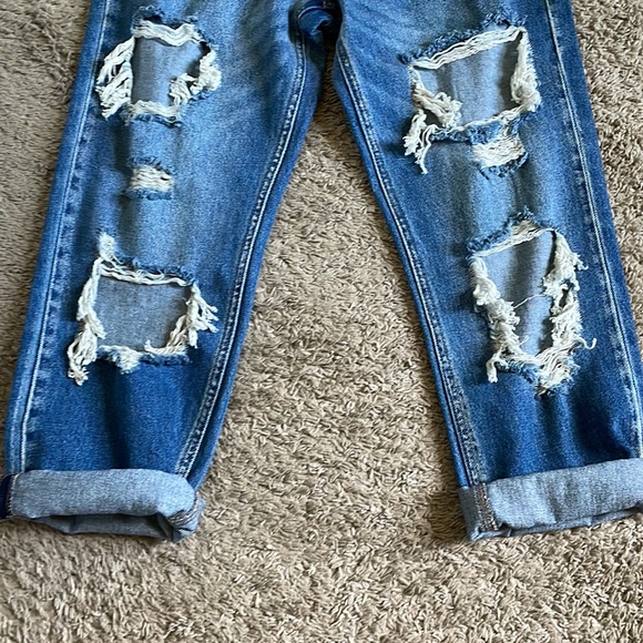 Distressed Cropped Jeans - Picture 3 of 4
